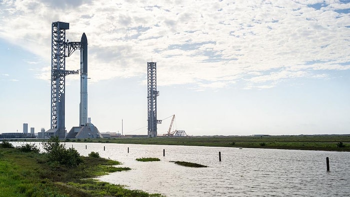 Le vaisseau spatial Starship de SpaceX est amarré à une rampe de lancement.