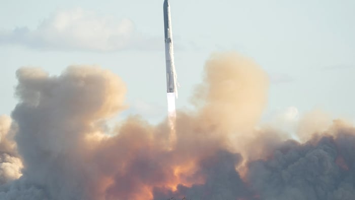 Une fusée décolle.