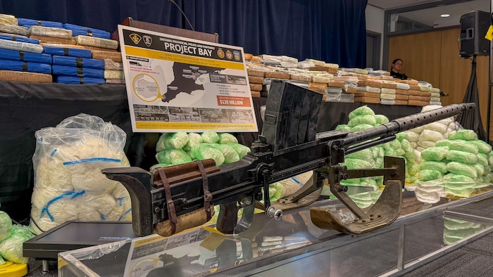 De la drogue et un fusil antichar sont exposés lors de la conférence de presse sur le Projet Bay, à Windsor, le 23 juillet 2026.