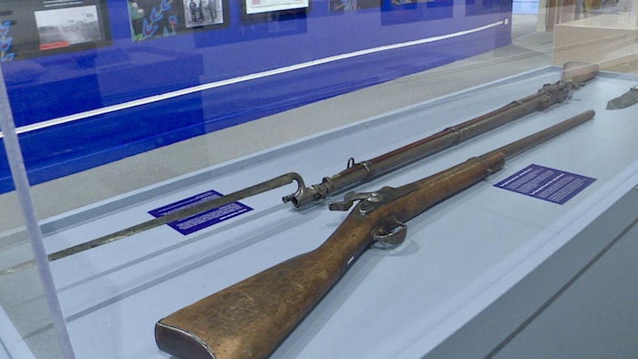 Des fusils d'époque exposés dans un musée.