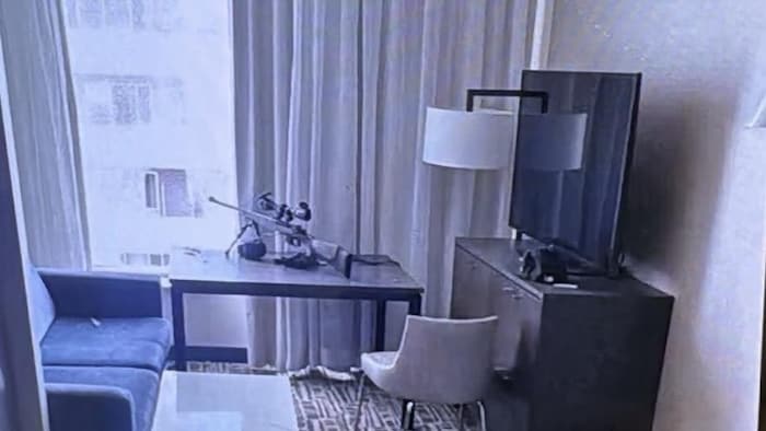 L'arme est posée sur un bureau, devant une fenêtre.
