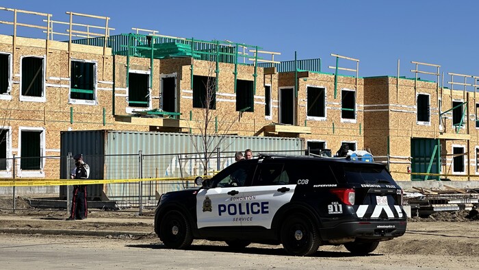 Une voiture de police devant un bâtiment en construction, le 8 avril 2024.
