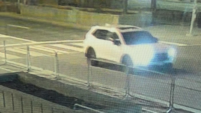 Un véhicule en direction ouest sur une rue à Toronto