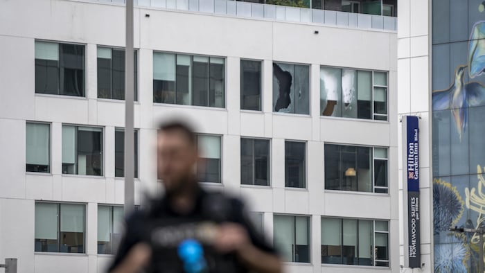 Des fenêtres d'un bâtiment près du boulevard Décarie sont fracassées par des impacts de balles, après une fusillade dans le quartier Côte-des-Neiges, à Montréal.