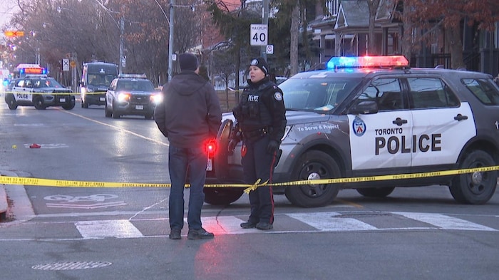Une voiture de police bloque l’avenue Lansdowne au petit matin du 6 février 2024.