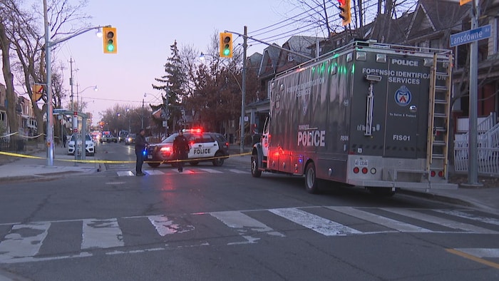 Une rue fermée à la circulation par la police.