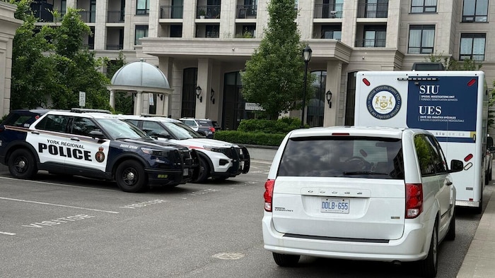 Des véhicules de la Police régionale de York et de l'UES sur les lieux de la fusillade à Markham, le 11 juin 2025.