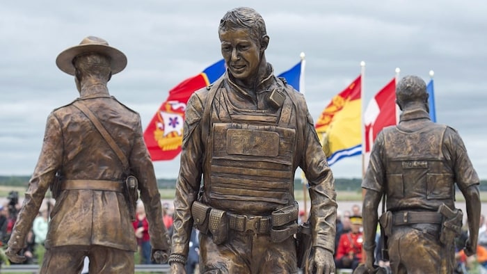 Statue de trois policiers.