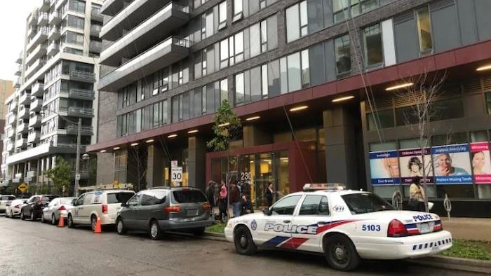 Des voitures de police.