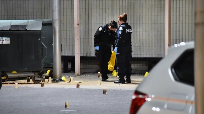 Deux agents de police sur une scène de crime.