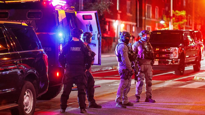 La police et les ambulanciers interviennent suite à une fusillade.