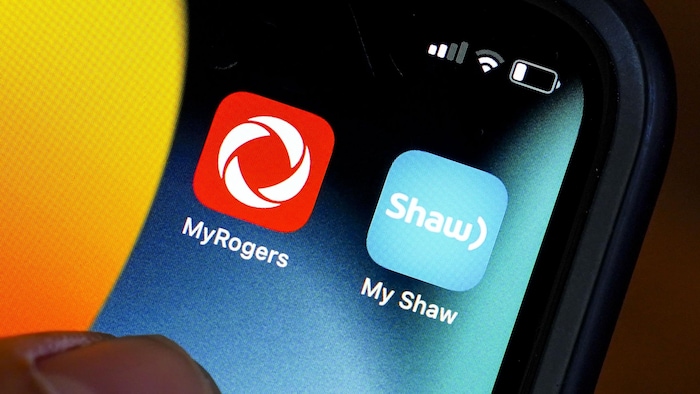 Les applications de Rogers et de Shaw sur un iPhone.