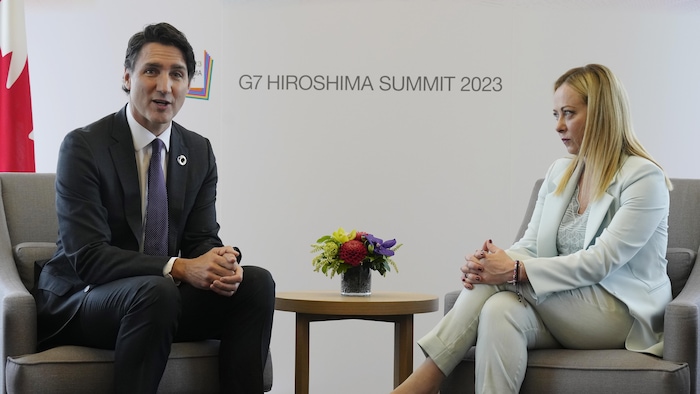 Justin Trudeau et Giorgia Meloni sont assis dans des fauteuils.