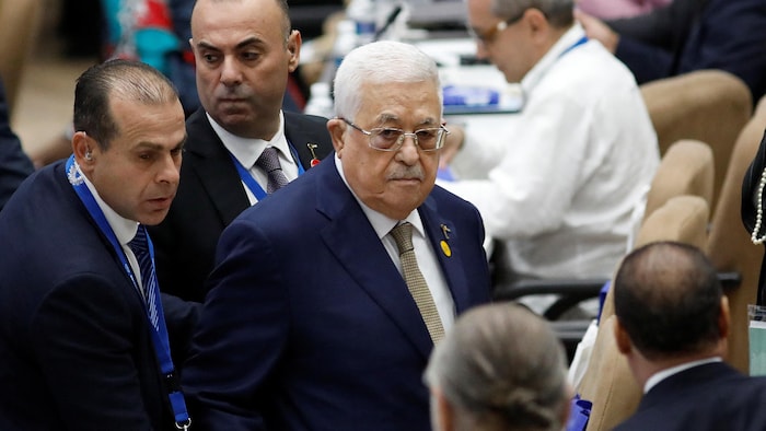 Mahmoud Abbas dans la salle.