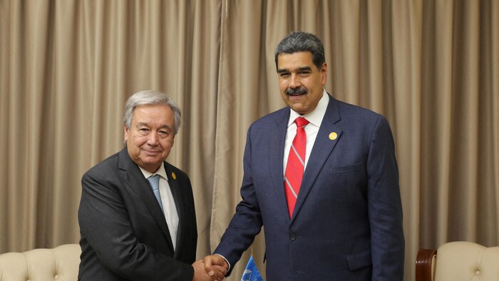 Nicolas Maduro et António Guterres posent pour une photo en se serrant la main.