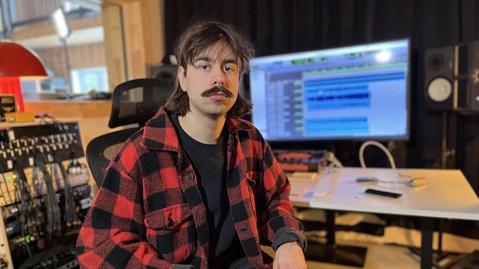 Gab Bouchard dans son studio de Saint-Prime au Lac-Saint-Jean.