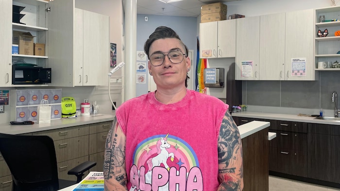 Gab Laurence dans l'ancien local qui servait au service de consommation supervisée au Centre de santé Parkdale Queen West, à Toronto.