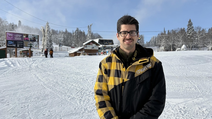 Fabien Garant devant les pistes de ski.