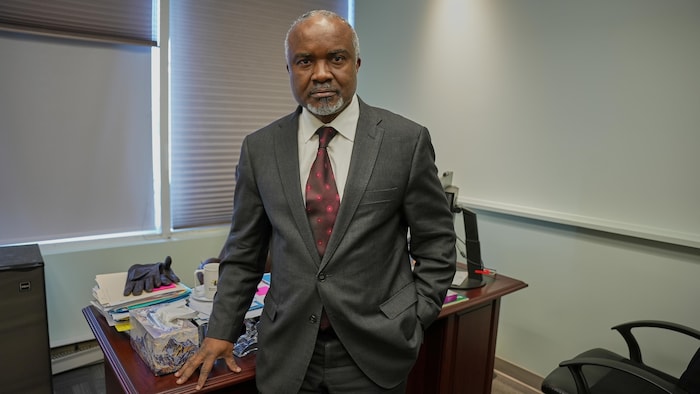 Alexis Bengone, ambassadeur du Gabon au Canada, dans un bureau.