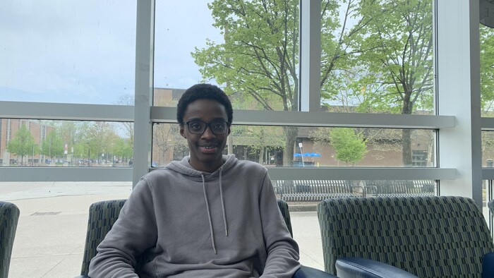 Gabriel Kampayana assis sur un banc