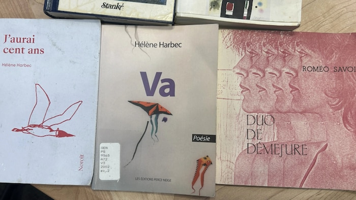 Trois livres d'auteurs acadiens disposés côte à côte, dont deux ouvrages d'Hélène Harbec et un livre de Roméo Savoie.