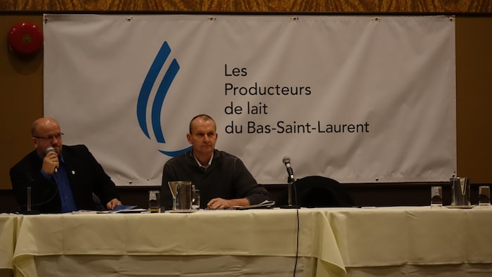 Le président du Syndicat des producteurs de lait du Bas-Saint-Laurent, Gabriel Belzile (à gauche) lors de l'assemblée générale qui se tenait à Rimouski.