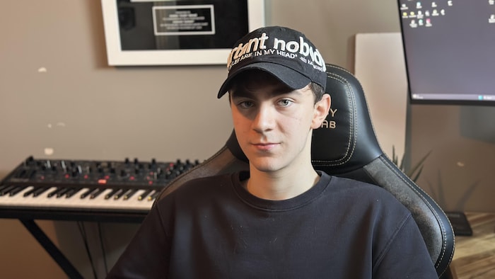 Gabriel Bérubé, photographié devant son ordinateur et son clavier