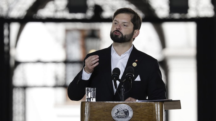 Un homme parle dans un micro. 