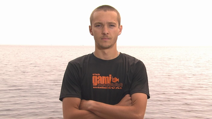 Gabriel Gauthier devant un lac.