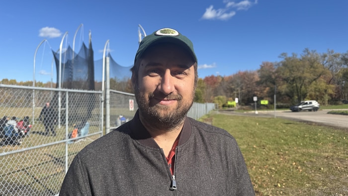 Gabriel LeBlanc sourit à la caméra. 