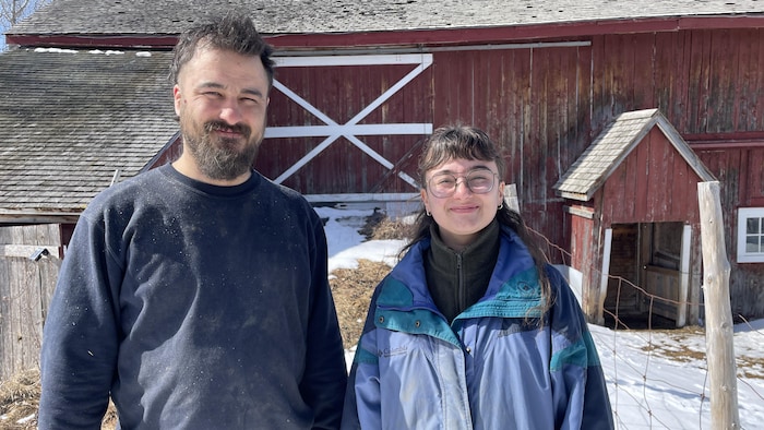 Gabriel Leblanc et Mélodie Anderson, devant l'étable de la ferme.