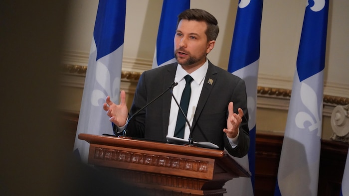 Gabriel Nadeau-Dubois en conférence de presse.