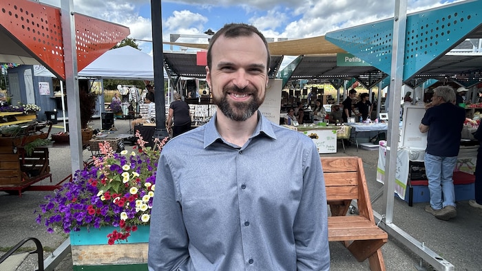 Gabriel Pallotta, candidat péquiste dans la circonscription de Sherbrooke, sourit à la caméra.