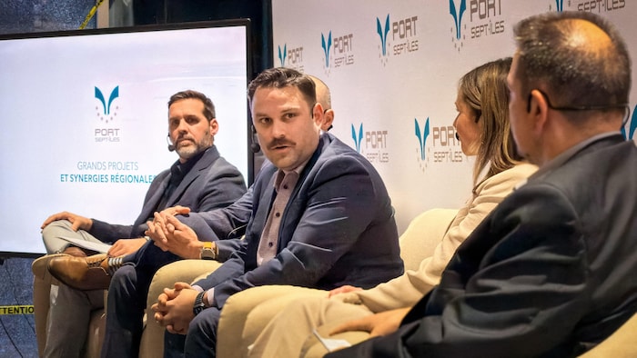 Alexandre Striganuk prend la parole pendant un panel au Port de Sept-Îles. 