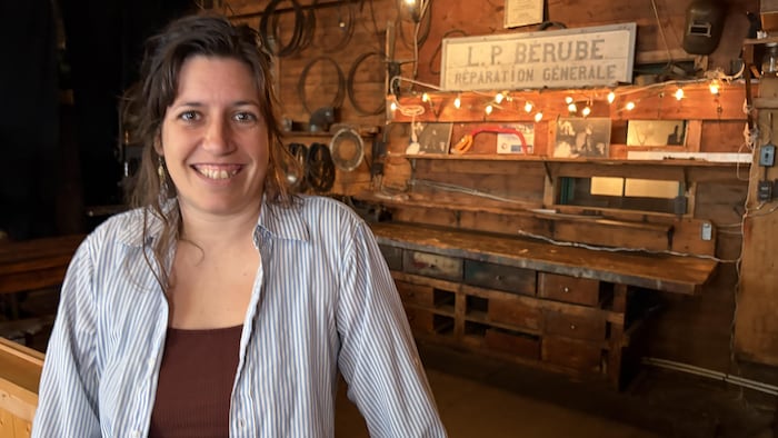 Gabrielle Ayotte Garneau à l'intérieur de la Forge à Bérubé.