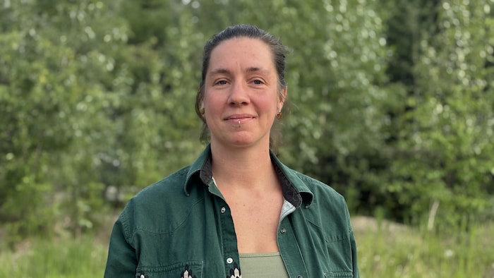 Une jeune femme dans la forêt.