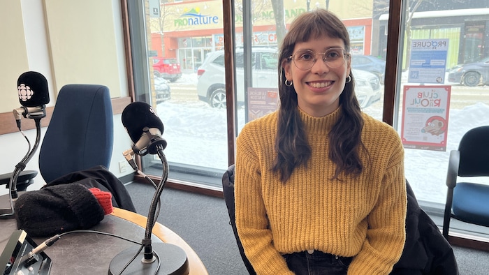 Gabrielle Izaguirré-Falardeau dans le studio de Radio-Canada. 