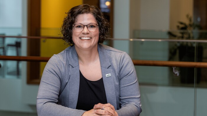 Portrait de Gabrielle Lemieux, présidente de l’AEFO, souriante. 
