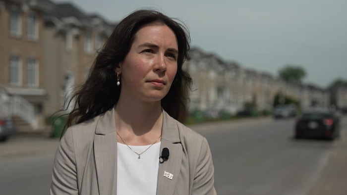 Gabrielle Rousseau-Bélanger en entrevue dans une rue résidentielle.