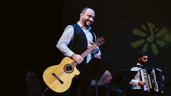 Gaby Al Botros avec une guitare
