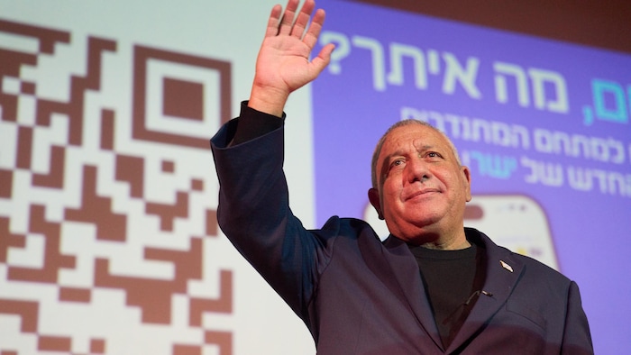 Gadi Eisenkot salue de la main.