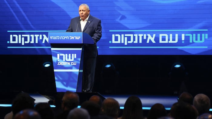 Gadi Eizenkot prononce un discours lors du lancement de sa campagne électorale.