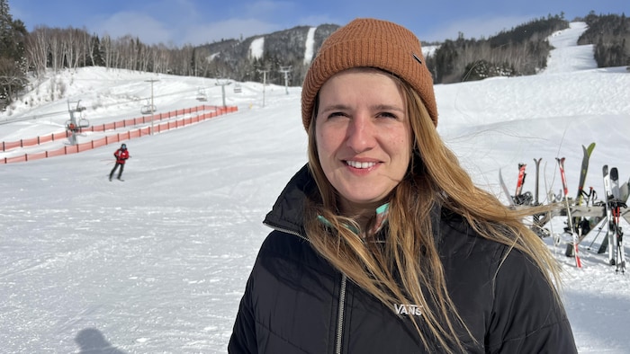 Gaëlle Gabin est une jeune femme aux cheveux long, elle porte une tuque devant des pistes de ski.