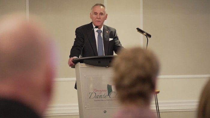 Gaétan Malette debout.