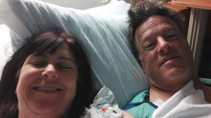 Portraits de Nathalie Mailhot et de Gaétan Moreau sur un lit d'hôpital.