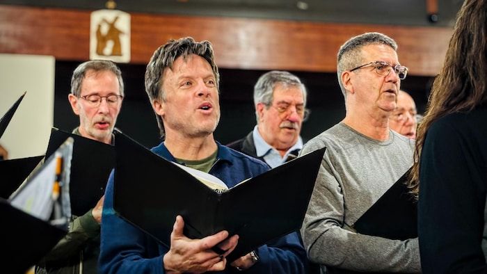 Gaétan Moreau chantant avec les autres membres de sa chorale. 