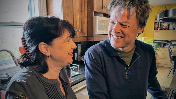 Gaétan et son épouse Nathalie se regardent en souriant. 