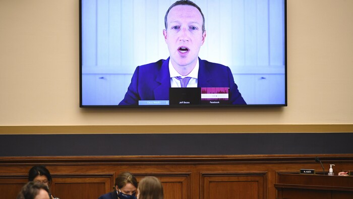 Portrait de Mark Zuckerberg sur un écran 
