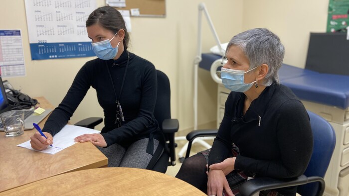 Véronique Gagnon, infirmière clinicienne, et Johanne Desforges, médecin pivot pour la clinique.