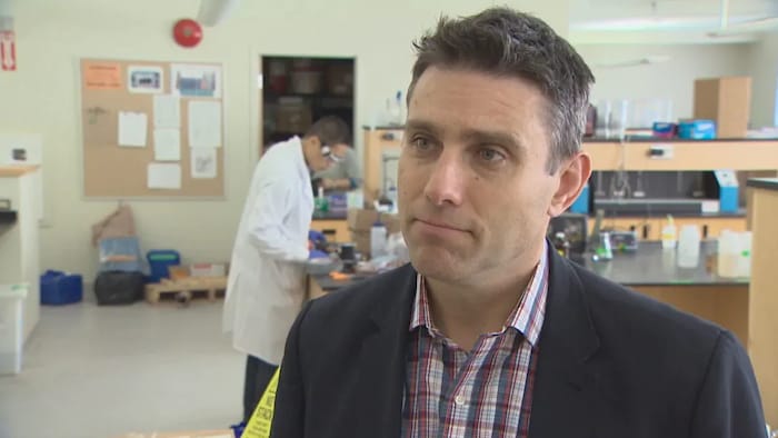 Graham Gagnon interviewé dans un laboratoire.